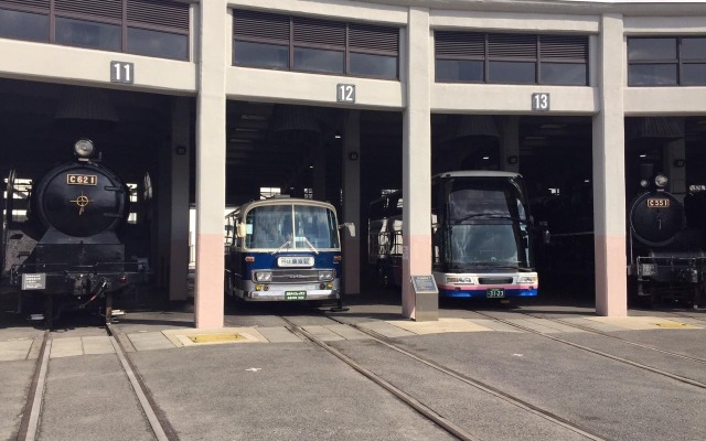 蒸気機関車の車庫で並ぶ「初代ドリーム号」（12番線）と「2階建てドリーム号」（13番線）。京都鉄道博物館の開館1周年記念として展示中だ。
