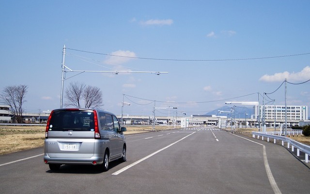 これまで交通事故のパターン研究に使われてきた市街地を模した既存の屋外テストコースも自動運転車両の試験に対応させる改修を実施した。