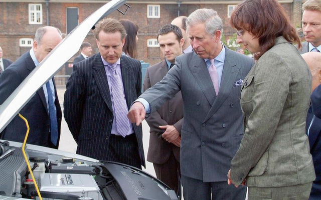 英皇太子、フォードの燃料電池自動車を試乗