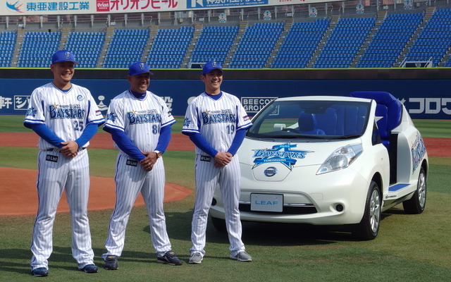 横浜スタジアムに日産リーフのリリーフカー導入。ベイスターズのユニフォーム姿は向かって左から筒香、ラミレス、山崎。