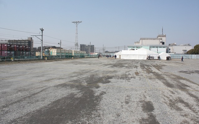 梶ヶ谷貨物ターミナル駅（左）のすぐそばに建設される梶ヶ谷非常口の予定地（テント付近）。ここで起工式が行われた。