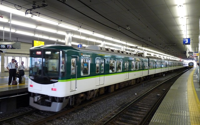 京阪本線の京橋駅。2020年度をめどにホームドアが導入される。