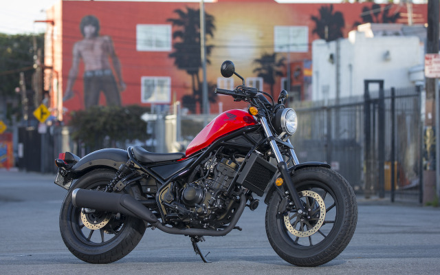 単気筒エンジンを搭載するホンダ・レブル300。日本ではレブル250が発売予定。
