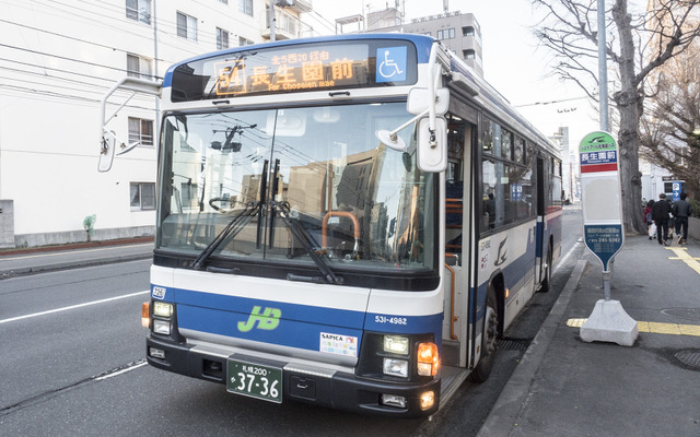 「長生園前」バス停に到着した札幌駅前発の「市電代行」バス最終便。バスの左手となる道路の中心部を市電が走っていた。