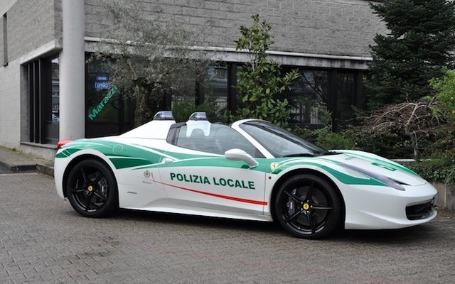 マフィアから没収したフェラーリ458スパイダーをポリスカーとして配備したイタリア・ミラノ警察