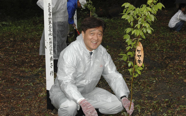 パジェロの森に益子社長が植樹