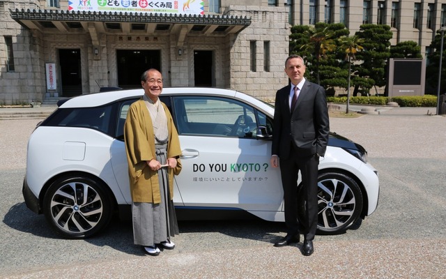 京都市庁舎前で実施された4月4日の車両引渡式