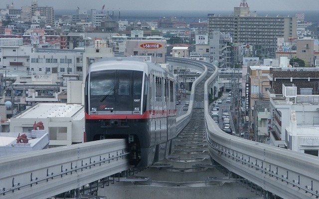 那覇市内を走るゆいレール。2016年度の乗客数は1700万人台だった。