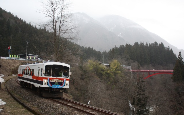 約10年ぶりに神岡線の線路を走った「おくひだ1号」。冬頃まで奥飛騨温泉口駅で展示される。