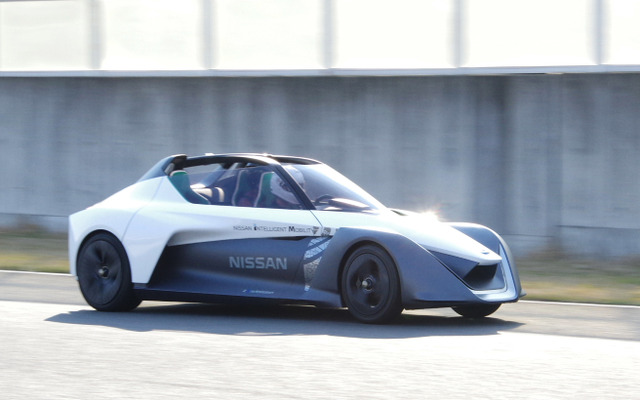 日産 ブレードグライダーに袖ヶ浦サーキットで試乗。驚きのコーナリング性能の理由とは