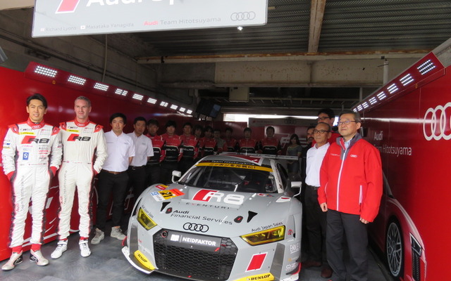 #21 Audi Team Hitotsuyama（ドライバーは柳田真孝＝左端と、R.ライアン＝その隣）