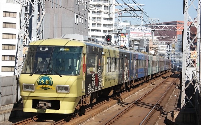 西鉄は車内で料理が楽しめる「本格的な観光列車」を2018年度末から運行する。写真は2015年10月から運行されている観光列車「水都」。