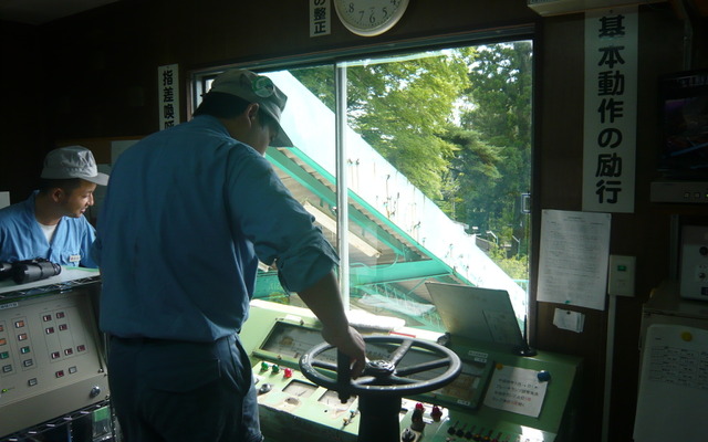 見学会ではケーブルカーの運転室で運転操作の様子を見学できる。