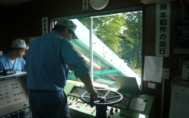 見学会ではケーブルカーの運転室で運転操作の様子を見学できる。