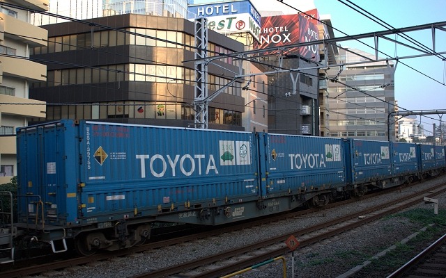 早朝の山手線五反田駅を通り過ぎていく『TOYOTA LONG PASS EXPRESS』。