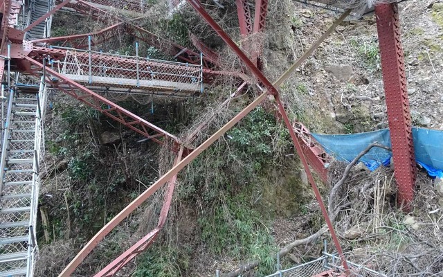 第1白川橋りょうの構造部材。変形や破断などの被害が見られる。