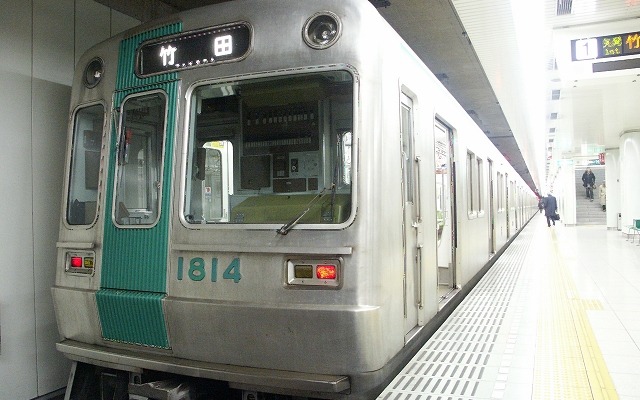 京都市交通局は烏丸線北山駅近くの府立植物園で「地下鉄パンまつり」を開催する。写真は烏丸線の電車。
