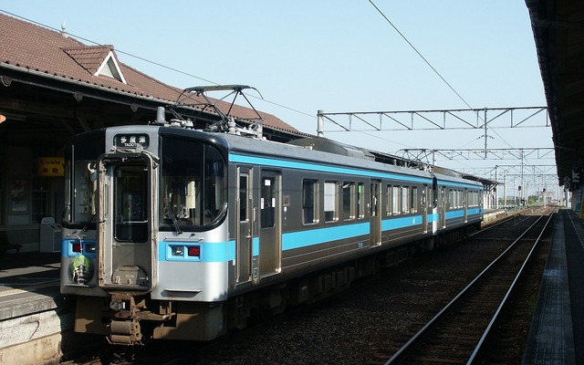 琴平駅のホームで発車を待つ普通列車。「こんぴら船々」が列車接近メロディとして導入される。