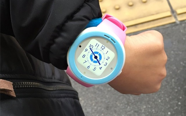 auの「mamorino watch」。小学1年生がつけるとこのぐらいの大きさに。