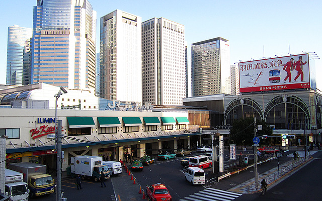 品川駅構内の西側に位置する京急品川駅。整列位置や列車停止位置が変更される1番線は単式ホームで、都営線直通を含む横浜・羽田空港方面への列車がひっきりなしに発着する。