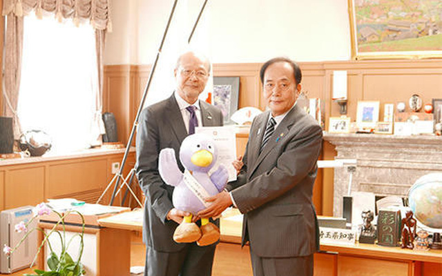 認定書交付の様子（右：上田清司埼玉県知事、左：曙ブレーキ 信元久隆社長）