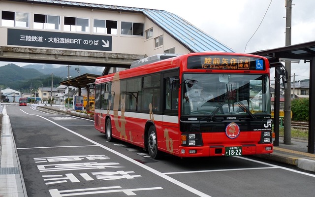 大船渡線の盛駅。補修工事中のBRTは駅前の停留場に発着する。