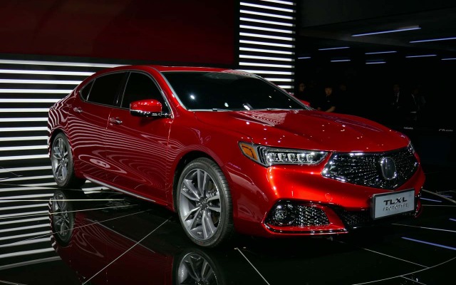 世界初公開されたTLX-Lプロトタイプ。年内に中国市場で販売される予定だ。