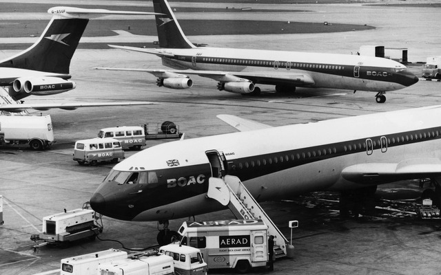 「Back in the USSR」に登場するBOAC。曲発表と同時期、1968年のロンドン・ヒースロー空港　(c) Getty Images
