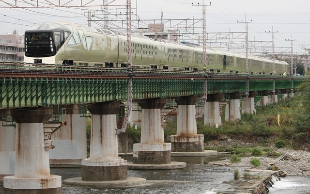 中央本線を試運転走行する『四季島』。5月1日からいよいよ営業運転が始まる。