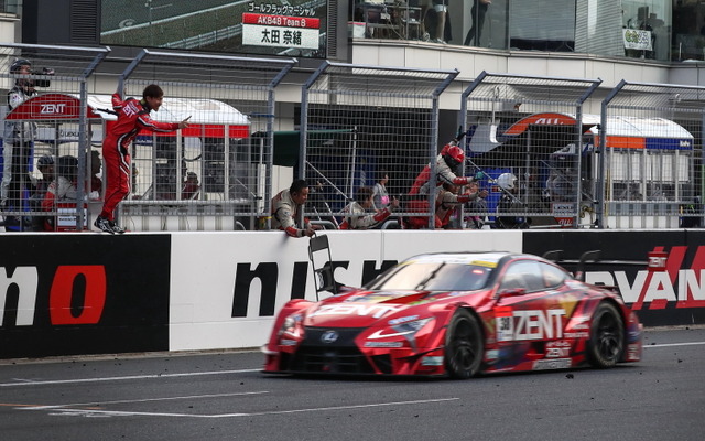 #38 LC500が優勝。立川のゴールを石浦が迎える。
