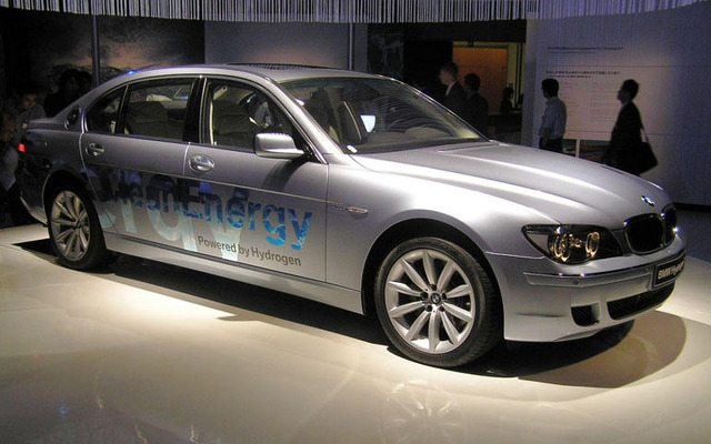 BMW 水素エネルギー展…ハイドロジェン7のリース料は120万円?