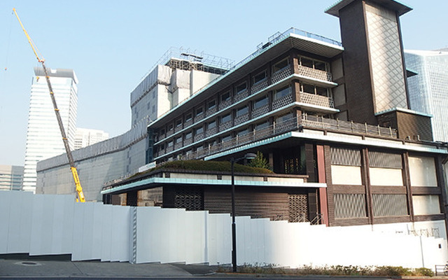 １５年８月で閉館し、解体が進むホテルオークラ東京本館。新棟は１９年春に開業する