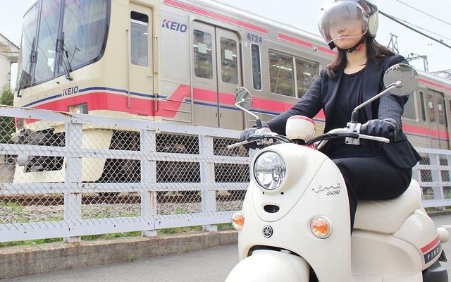 ビーノ（手前）と京王電鉄の電車（奥）。帯塗装の部分が似ている。