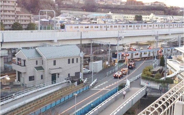 下り線が高架化された星川2号踏切付近。踏切を通る列車は上り線だけになり、遮断時間が短くなった。