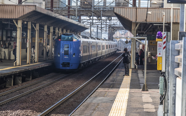 新札幌駅を出る上り『スーパー北斗』。この先（札幌方）に今回、耐震補強工事が行なわれる高架橋が続く。新札幌駅は千歳線が新線に切り換えられた1973年に開業した高架駅だが、44年を経て耐震補強工事の必要に迫られている。