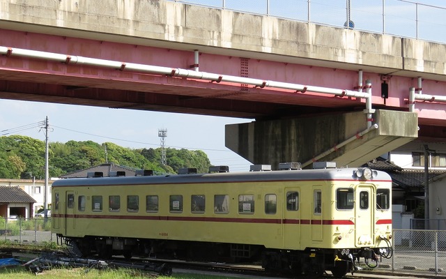 平成筑豊鉄道の車両基地にあるキハ2004。動態保存の構想がある。