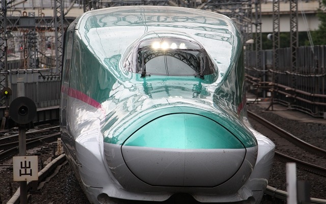 新潟～八戸間を直通する『東北新幹線開業35周年記念号』が7月に運転される。写真は『記念号』で使われるE5系。