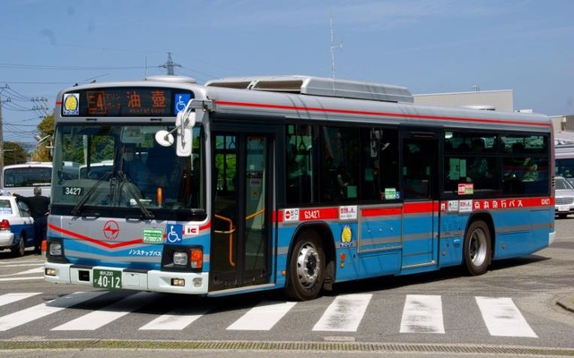 三崎口駅と油壺を結んでいる京急バスの三4系統。5月27日から京急油壺マリンパークまで延長される。