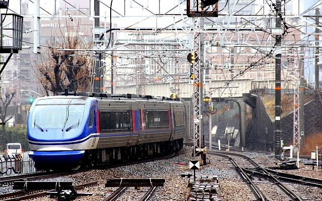 京都と鳥取・倉吉を智頭急行線経由で結ぶ特急『スーパーはくと』。就役しているHOT7000系は智頭急行に在籍しているが、登場から20年以上が経過したことから、車内設備や内装のてこ入れが段階的に行なわれている。