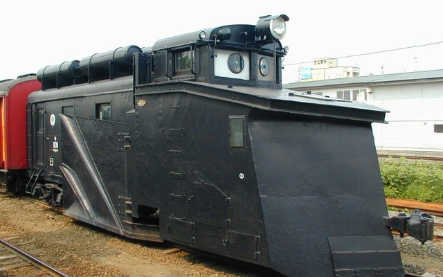 津軽中里駅の転車台実演に登場するラッセル車・キ101。この車はエンジンなどの動力がなく、機関車などに押されて走るものだが、一方方向でしか運用できないため、方向転換を行なう転車台を必要とした。