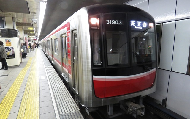 大阪市交通局は地下鉄民営化の準備会社を6月に設立する。写真は御堂筋線。