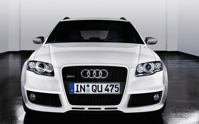 アウディ RS4 に白と黒の特別限定車