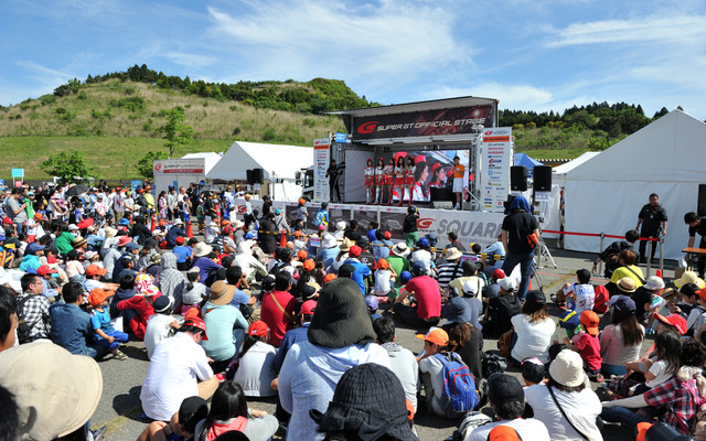 イベントステージには多くのファンが集まった