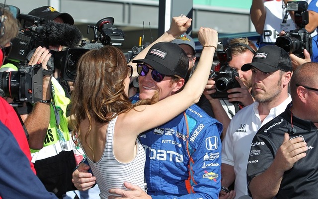 ポールポジション決定の瞬間、夫人と抱き合うディクソン。（インディ500）