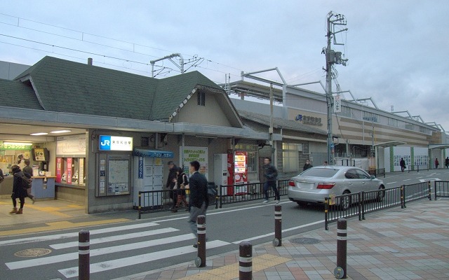 阪和線の東岸和田駅付近は10月の上り線切替で高架化が全面的に完成する。写真は下り線の高架化を直前に控えた頃の東岸和田駅（2015年1月）。