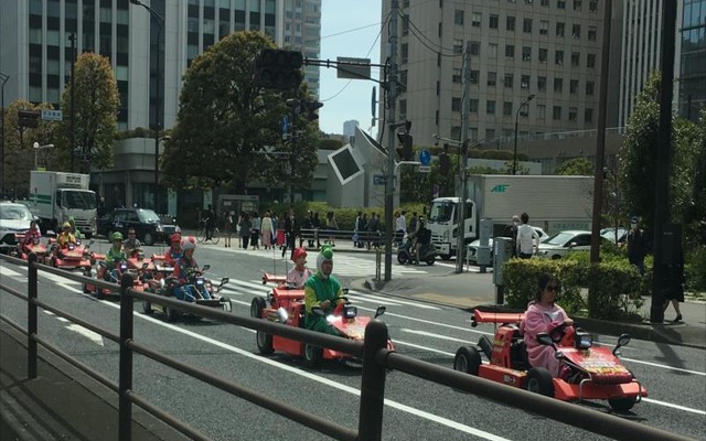 都心をカートで日本を楽しむ人々（港区）