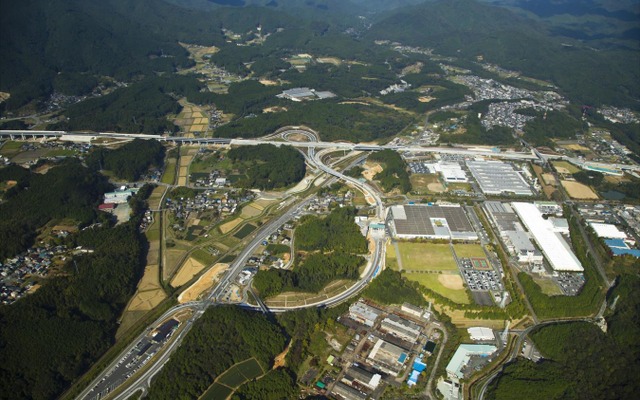 空から見た新東名新城IC、道の駅もっくる新城も映っている