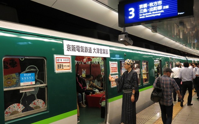 京阪電鉄は今年も中之島駅で「ホーム酒場」を開催する。写真は2016年6月開催時の様子。