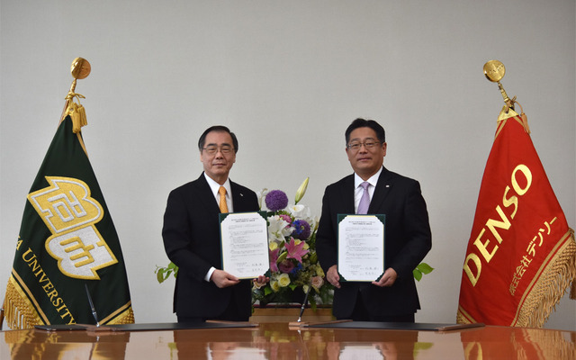名古屋大学　松尾清一総長（左）とデンソー 有馬浩二社長