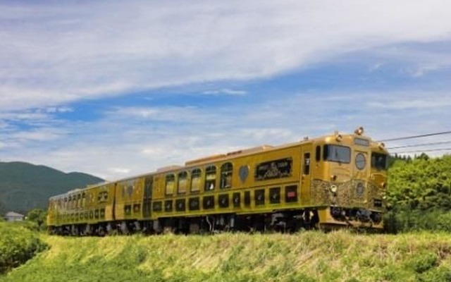 金色の車体が印象的なキロシ47形の『或る列車』。